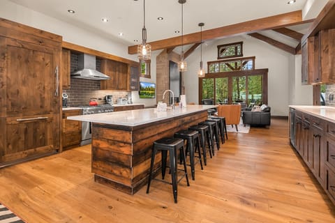 Eagle Aerie: - Fully stocked chef's kitchen with granite counters.