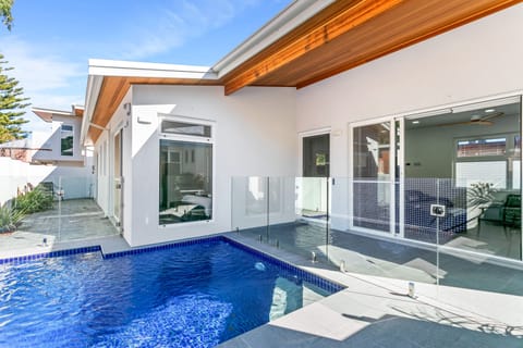 Salt water solar heated pool in central Fremantle. Walk into the city in 10 min.