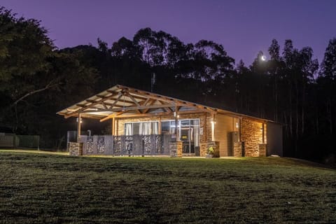 3 Bedroom Cottage - The Pinnacle | Individually decorated, individually furnished, desk, iron/ironing board