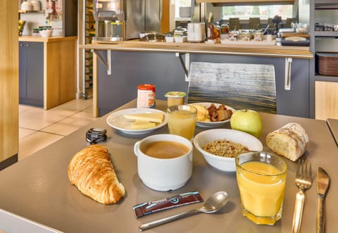 Daily buffet breakfast for a fee