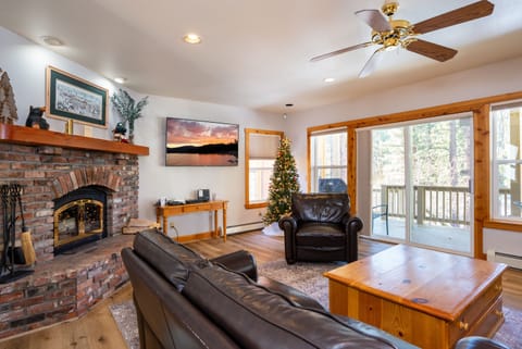 House, 4 Bedrooms | Living room | TV