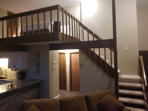 Loft including 1 queen bed and 1   roll away single bed