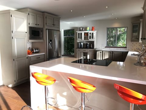 Bright and spacious kitchen with stainless steel appliances & quartz countertops