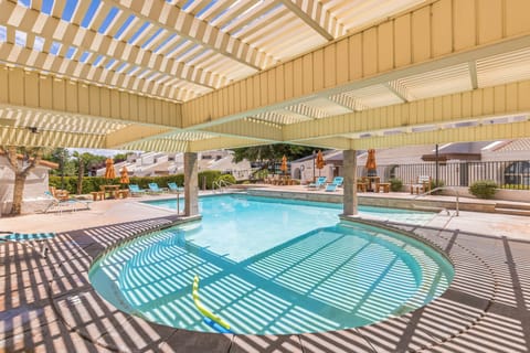 2 outdoor pools