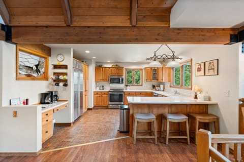 Fully Stocked Kitchen w/Bar Seating
