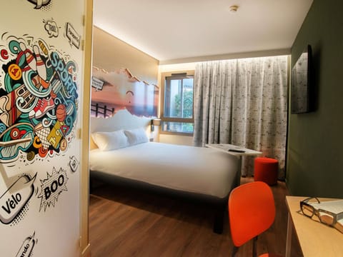 Standard Room, 1 Double Bed | Desk, blackout drapes, soundproofing, iron/ironing board