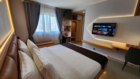 Premium Double Room, 1 King Bed | Minibar, in-room safe, individually decorated, individually furnished