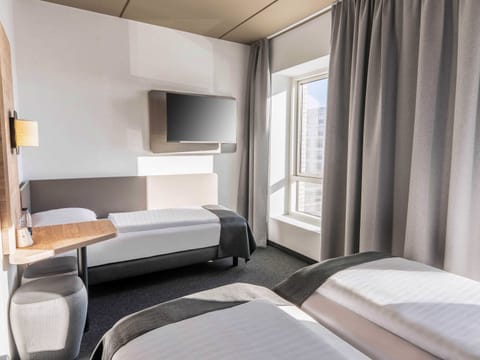 Triple Room | Desk, soundproofing, free WiFi, bed sheets