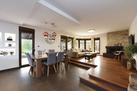 Villa, 4 Bedrooms, Private Pool, Mountain View | In-room dining