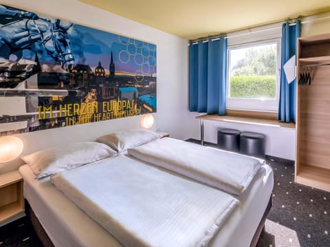 Double Room | Hypo-allergenic bedding available, desk, soundproofing, WiFi (free)