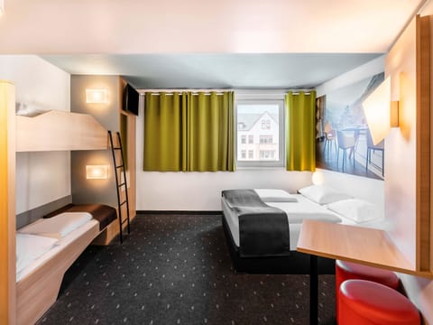 Quadruple Room | Hypo-allergenic bedding available, desk, soundproofing, WiFi (free)