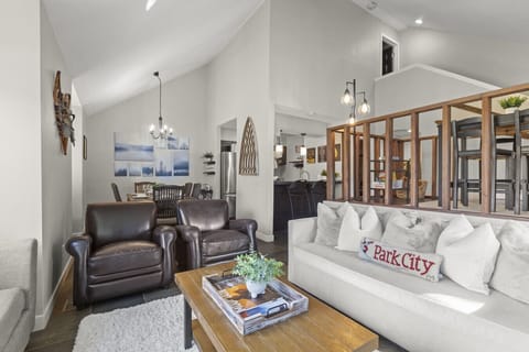 Comfortable and inviting living area with soft seating, perfect for relaxing after a day on the mountain