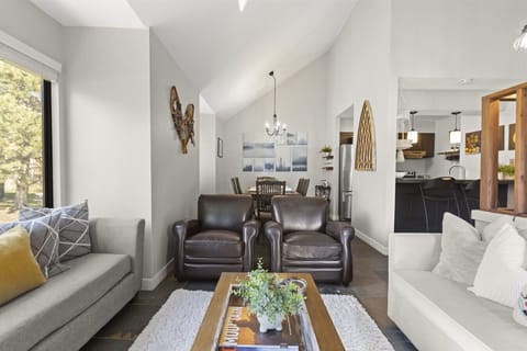 Comfortable and inviting living area with soft seating, perfect for relaxing after a day on the mountain