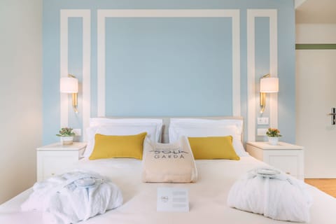 Superior Double or Twin Room, Terrace, Lake View | Minibar, in-room safe, individually furnished, desk