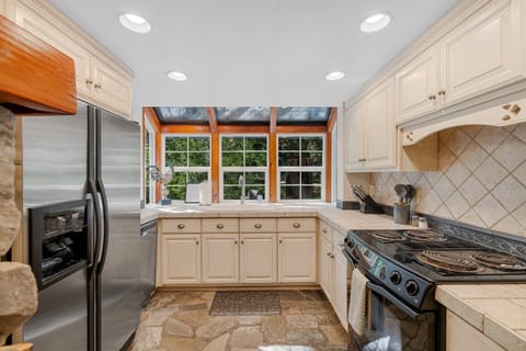 Bright kitchen, efficient and well stocked