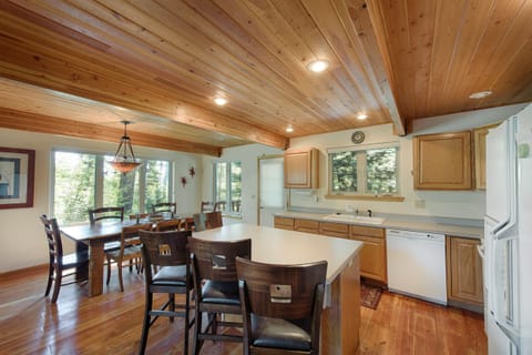Dedicated dining area. Filtered lake views.