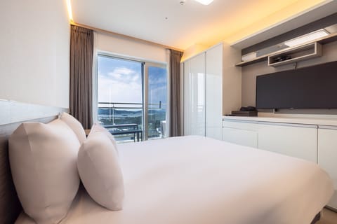 Deluxe King with Terrace (Harbor View) | Soundproofing, free WiFi, bed sheets