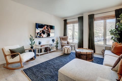 Living Room with plenty of comfortable seating, 4KTV, pullout sofa