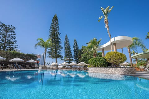 Outdoor pool, pool umbrellas, sun loungers