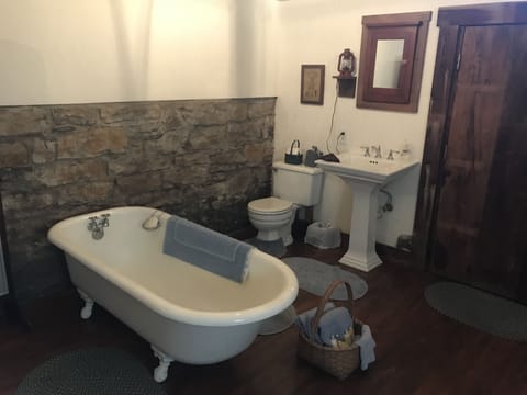 Summer Kitchen | Bathroom | Combined shower/tub, free toiletries, hair dryer, towels