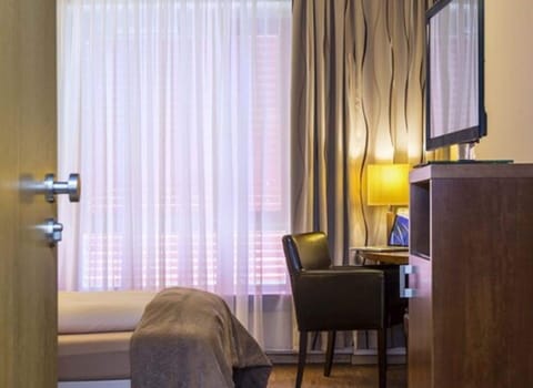 Hypo-allergenic bedding, free minibar, desk, laptop workspace