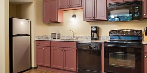 Full kitchen with all utensils etc. Ice maker too!