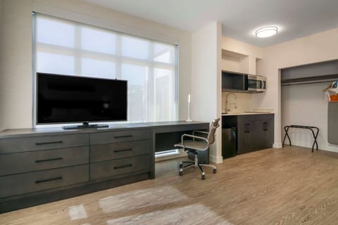 Room, 1 King Bed, Non Smoking (Efficiency) | Premium bedding, down comforters, pillowtop beds, individually decorated