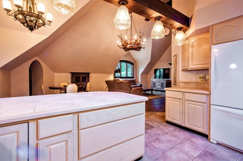 'The Castle Gatehouse' has a full kitchen