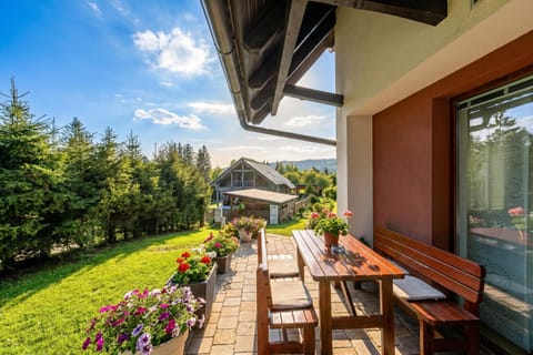 Family Chalet, 3 Bedrooms, Balcony, Mountainside (Sunny Weekend Sauna House) | Outdoor dining