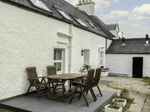 Property, House, Building, Cottage, Roof, Courtyard, Architecture, Room, Real Estate, Home