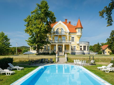 Water, Sky, Plant, Cloud, Property, Building, Tree, Swimming Pool, Window, Leisure