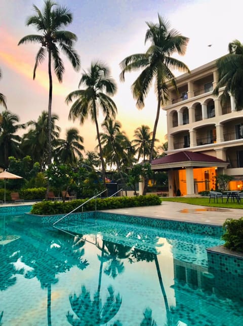 Outdoor pool, open 8:00 AM to 8:00 PM, pool umbrellas