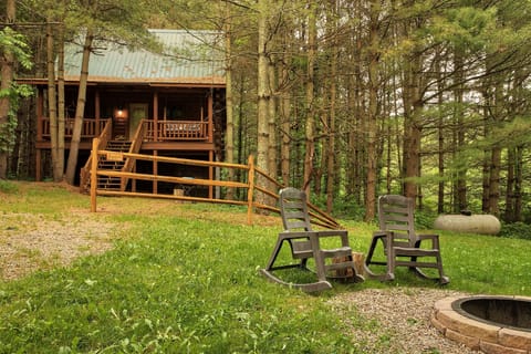 Built by Oakwood’s owners, Chicory Cabin provides a charming secluded spot where calm and privacy are plentiful.