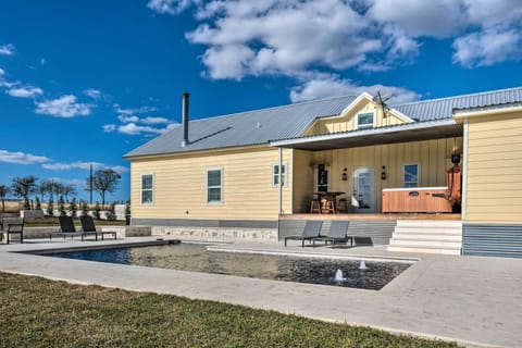 Schulenburg Vacation Rental | 4BR | 3.5BA | 3,000 Sq Ft | Step-Free Entry