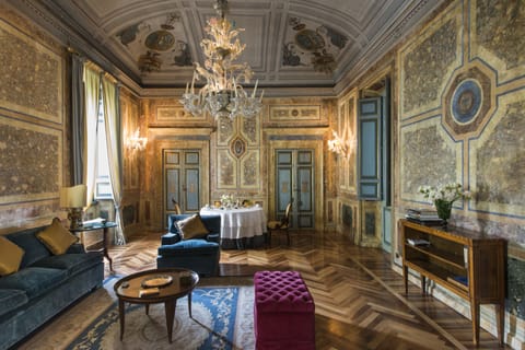Suite (Queen Hortense Bonaparte) | Living room | Flat-screen TV