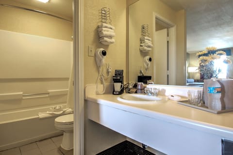 Combined shower/tub, hair dryer, towels