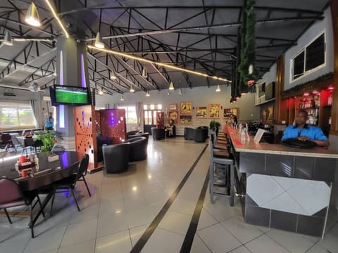 2 bars/lounges