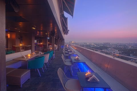 2 restaurants; lunch and dinner served