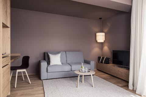 Romantic Suite, Balcony | Hypo-allergenic bedding, minibar, in-room safe, individually furnished