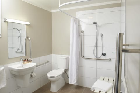 Studio Access Apartment | Bathroom | Free toiletries, hair dryer, towels