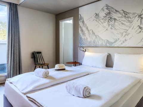 Standard Room, 1 King Bed | In-room safe, desk, free WiFi, bed sheets