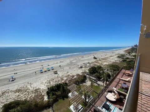 Breathtaking balcony view of the oceanfront !