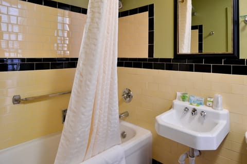 Combined shower/tub, hair dryer, towels