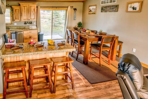 Breakfast Bar & Dining Area