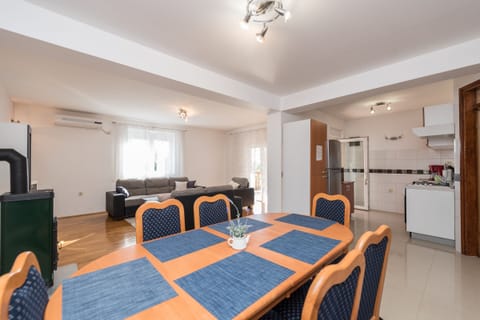 Dinnig with living room