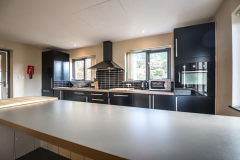 House (3 Bedrooms) | Private kitchen | Full-size fridge, microwave, oven, stovetop