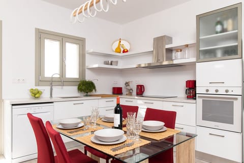 Fully fitted kitchen with all the modern appliances