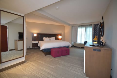 Deluxe Room, 1 King Bed, Non Smoking | In-room safe, desk, laptop workspace, iron/ironing board