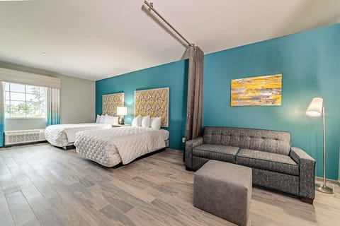 Modern Queen ADA Hotel Suite image 1