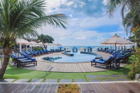 2 outdoor pools, open 7:00 AM to 7:00 PM, sun loungers
